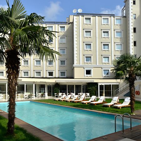 Holiday Inn Istanbul City By Ihg Exterior photo The hotel's swimming pool