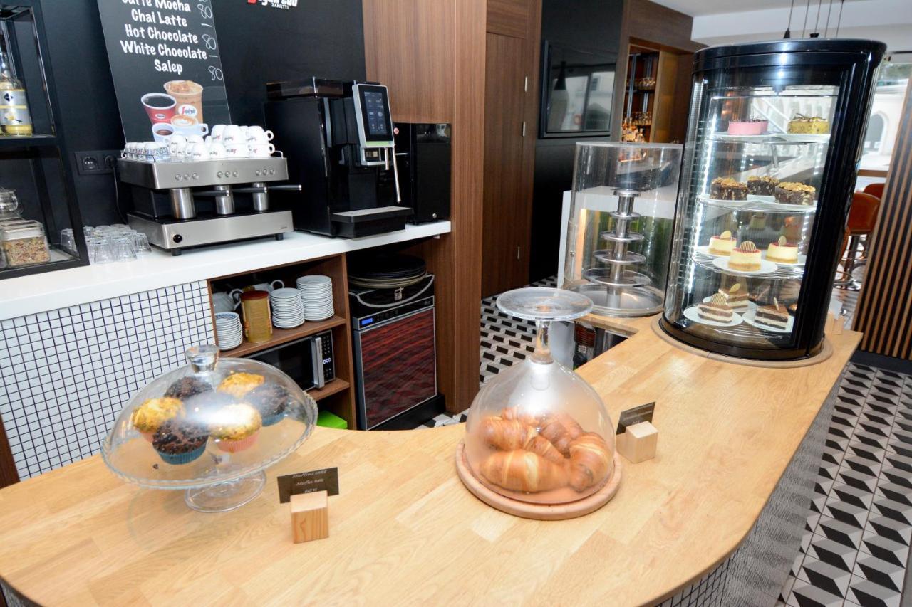 Holiday Inn Istanbul City By Ihg Exterior photo The interior of a typical Starbucks