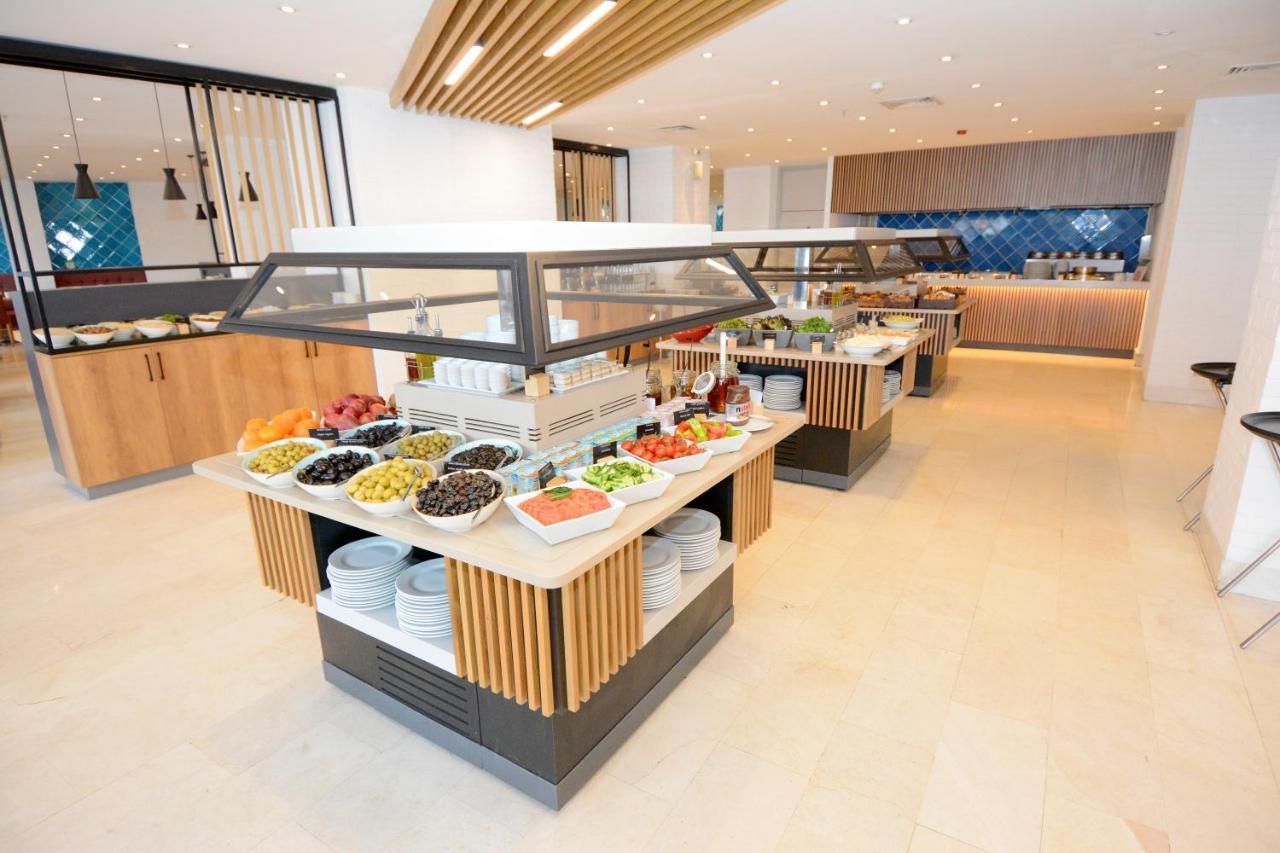 Holiday Inn Istanbul City By Ihg Exterior photo The buffet at the lounge