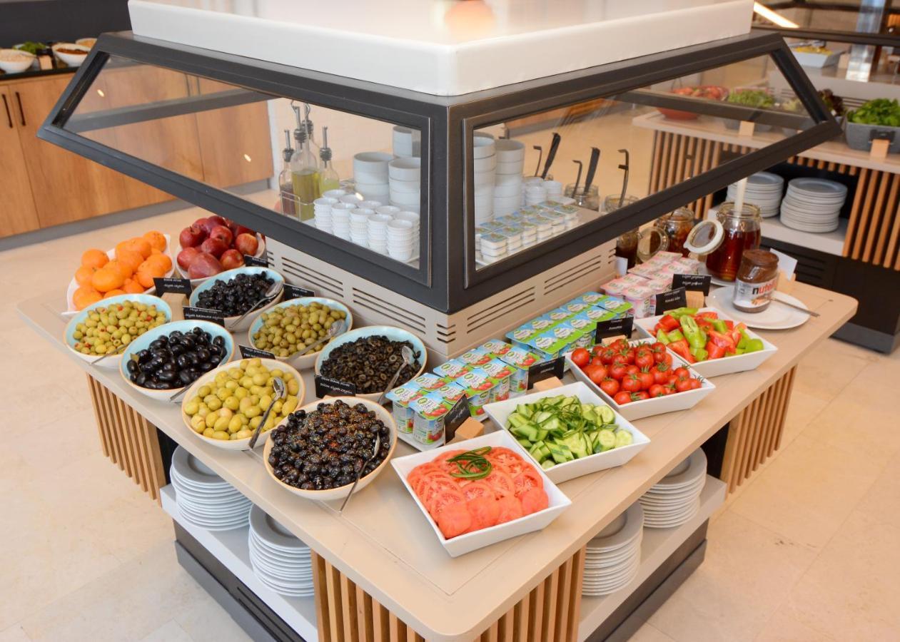 Holiday Inn Istanbul City By Ihg Exterior photo A salad bar