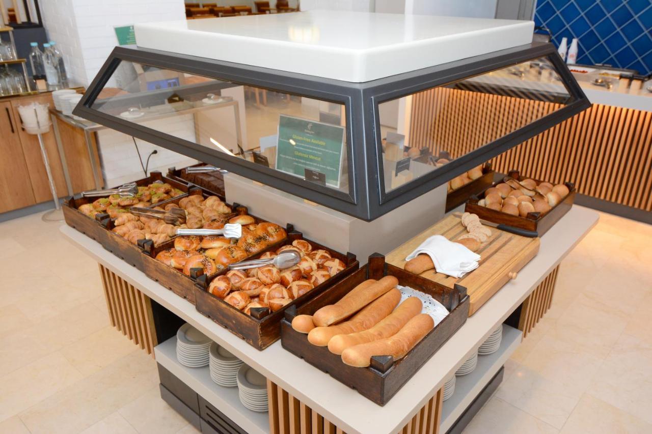 Holiday Inn Istanbul City By Ihg Exterior photo A display case with baked goods
