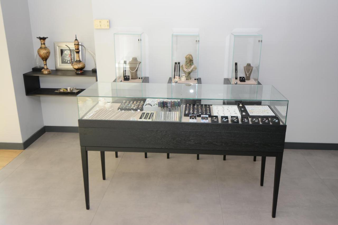 Holiday Inn Istanbul City By Ihg Exterior photo A jewellery display case