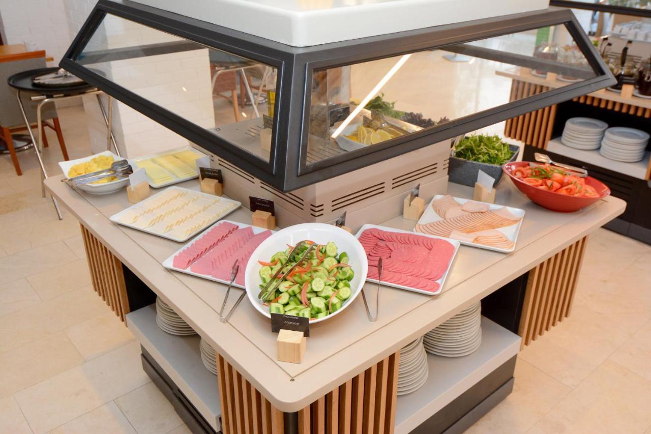 Holiday Inn Istanbul City By Ihg Exterior photo A salad bar