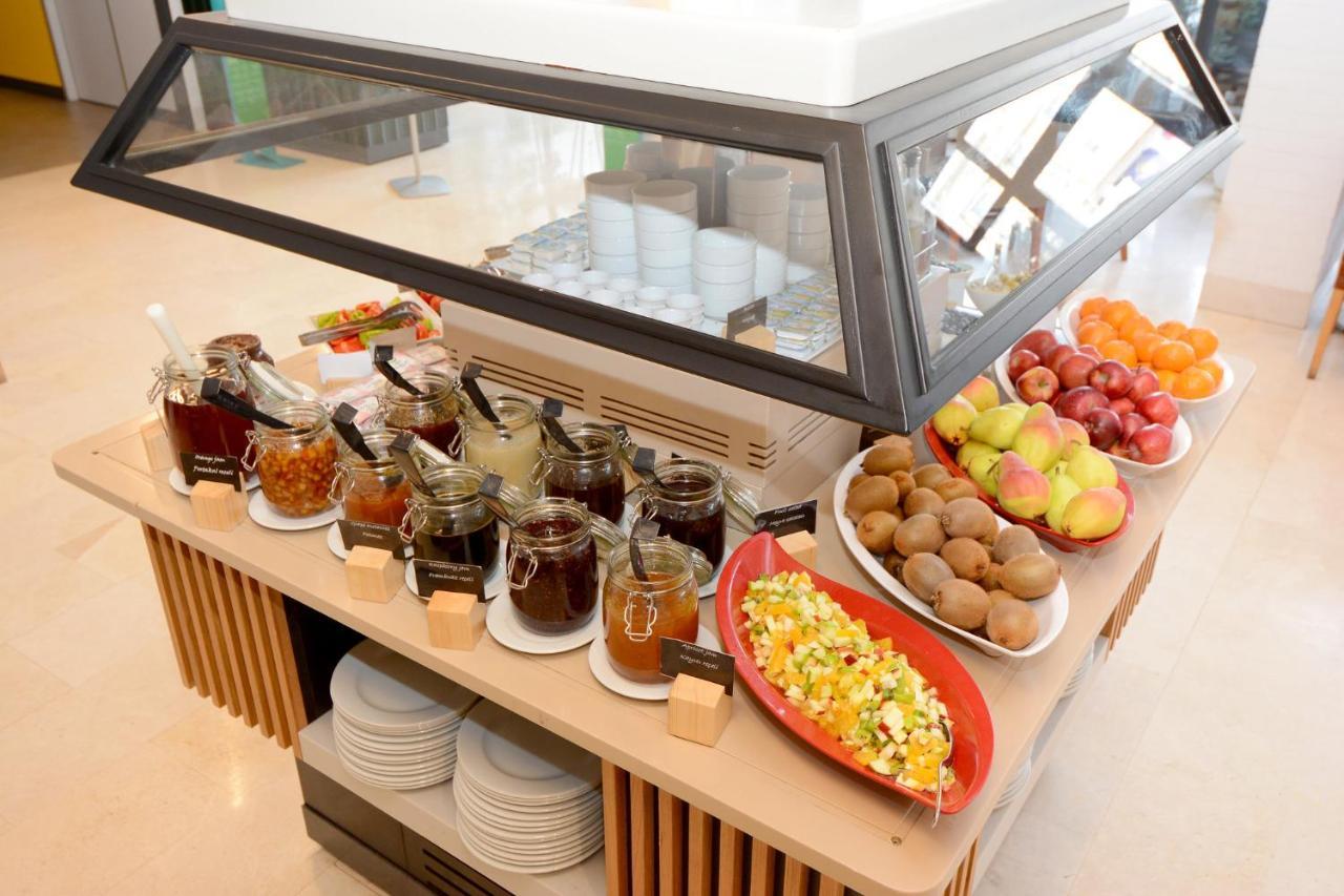 Holiday Inn Istanbul City By Ihg Exterior photo A display case with food