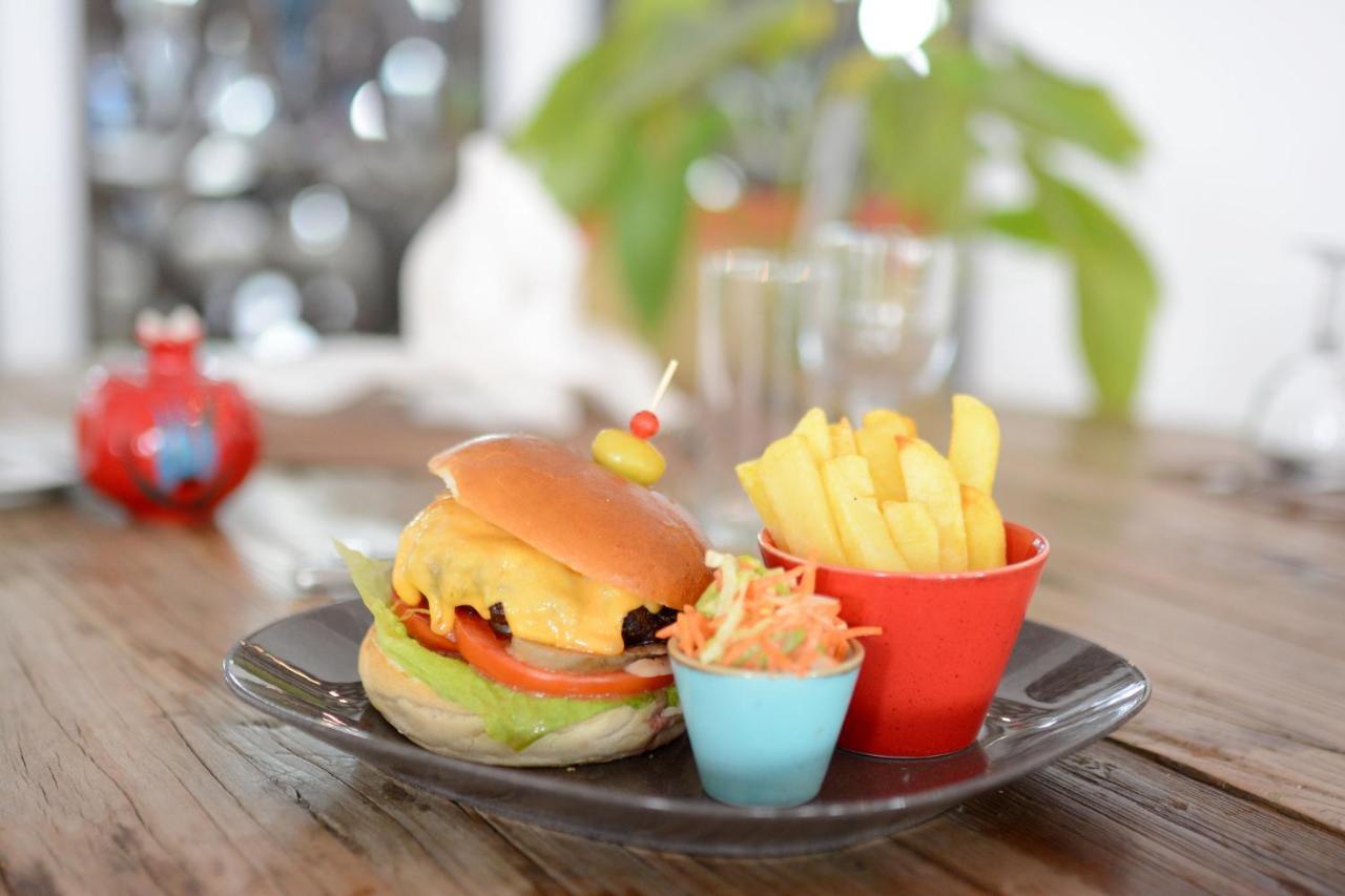 Holiday Inn Istanbul City By Ihg Exterior photo A cheeseburger with chips and coleslaw