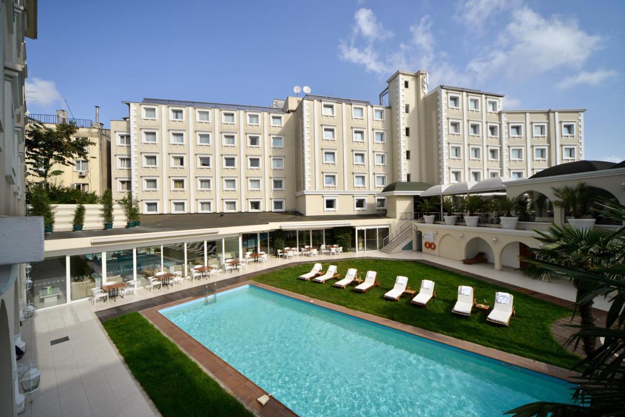 Holiday Inn Istanbul City By Ihg Exterior photo The hotel's swimming pool
